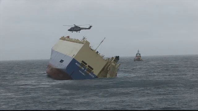 Autoritatile franceze incearca sa aduca la mal un vas care se scufunda. Ce se afla la bordul navei