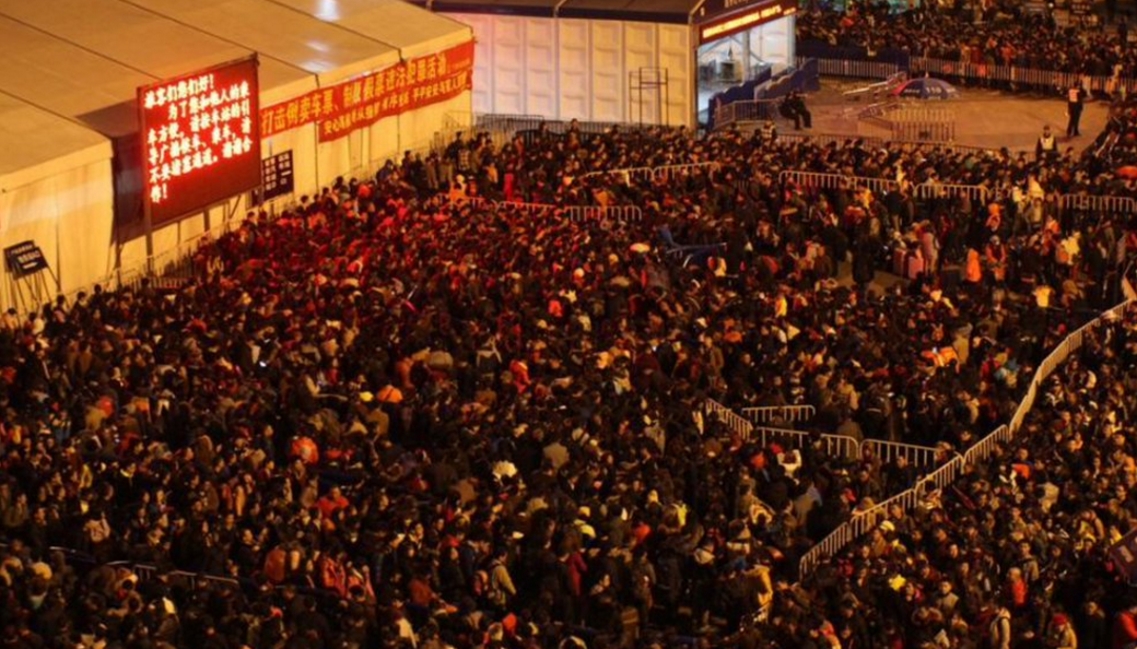 Zapezile au paralizat traficul feroviar din China. Peste 100.000 de chinezi au ramas blocati in gara din Guangzhou