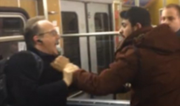 Incident violent, filmat la metrou, in Munchen. Motivul pentru care un grup de imigranti a atacat doi pensionari. VIDEO