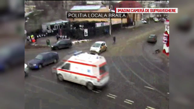 Accident surprins de camere, in Braila. O ambulanta care transporta o pacienta s-a lovit de o masina care bloca intersectia