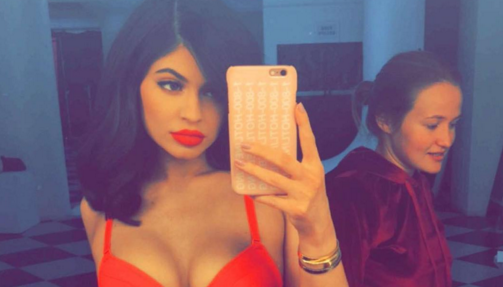 Vedeta care a renuntat complet la inhibitii pe plaja, in bratele iubitului ei. Imaginile pe care fotografii nu le-au ratat