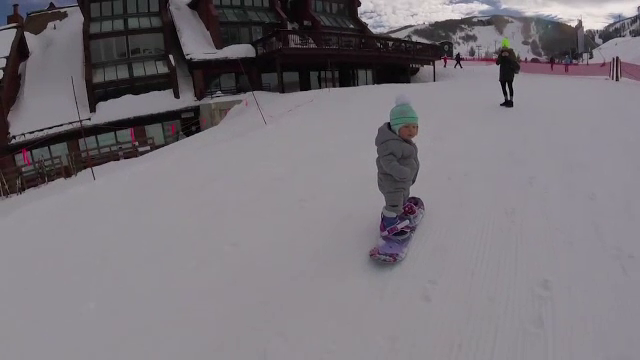 Are doar un an si merge pe placa fara niciun ajutor. Fetita a atras toata atentia pe partie