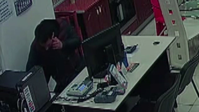 Doi tineri au furat 7000 de lei dintr-un magazin de mobila si au disparut. Imaginile surprinse de camerele de supraveghere