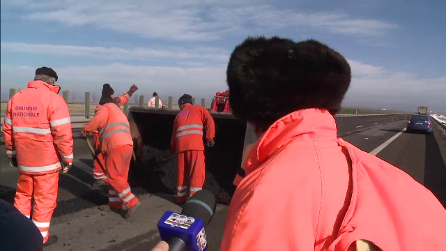 O situatie cat un banc: cati muncitori repara 42 de km de autostrada. Mii de gropi au rasarit pe A2 dupa ce s-a topit zapada