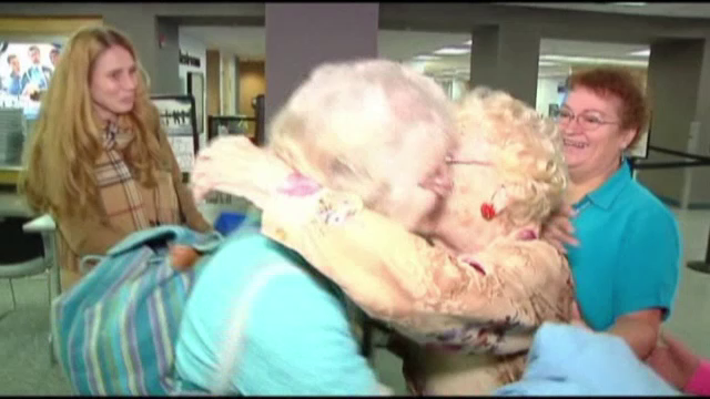 Reintalnire emotionanta intre o mama si fiica sa. Cum s-au regasit cele doua dupa 82 de ani, in New York