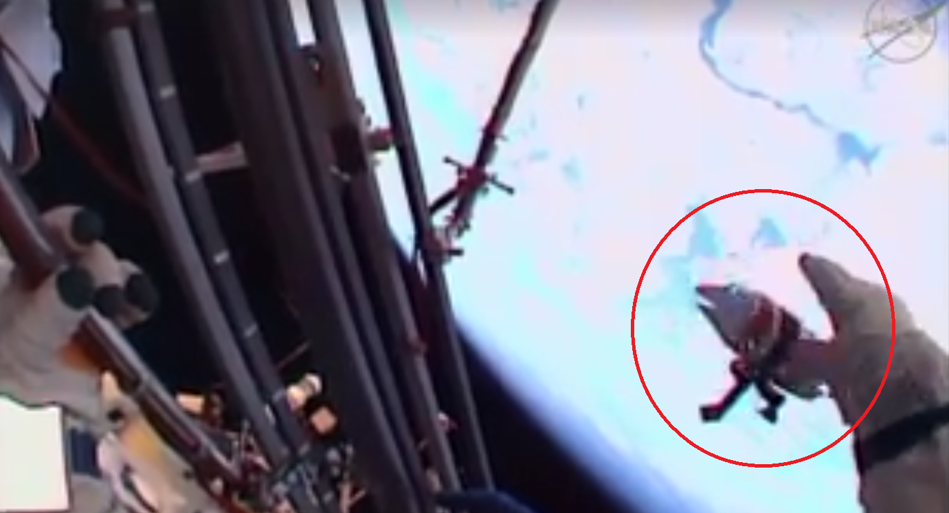 Momentul in care astronautul rus Sergey Volkov arunca in spatiu, de pe SSI, un flash drive. Ce contine. VIDEO