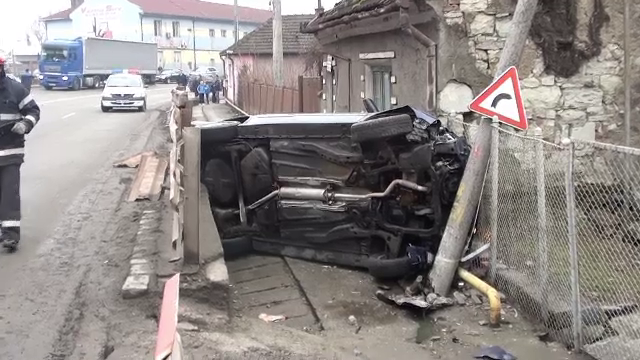 Noroc incredibil pentru un sofer din Dej. A scapat teafar dupa ce masina sa a rupt un parapet,un stalp si s-a izbit de o casa