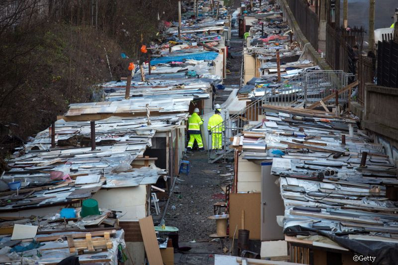 Tabara ilegala de romi, demolata de autoritatile din Paris. Conditiile insalubre in care locuiau aproximativ 400 de persoane