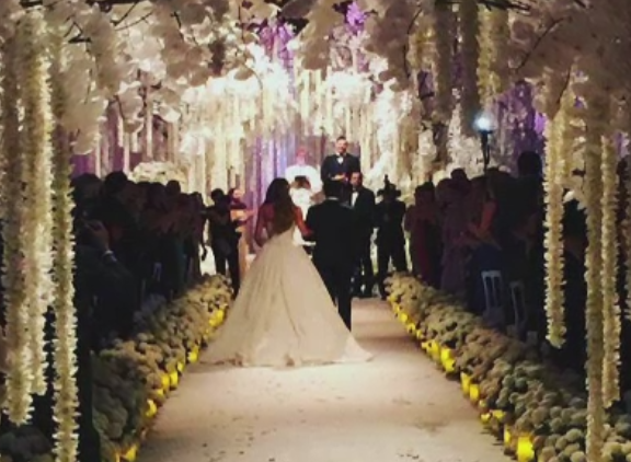 Arbori impodobiti si culori roz-auriu sau crem, trendul pentru nunti in 2016. Ce spun designerii despre castelul Peles