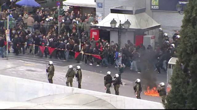 Grecii, din nou in greva generala, dupa ce creditorii le-au plafonat pensiile la 2.300 de euro. Ce prevede noua reforma