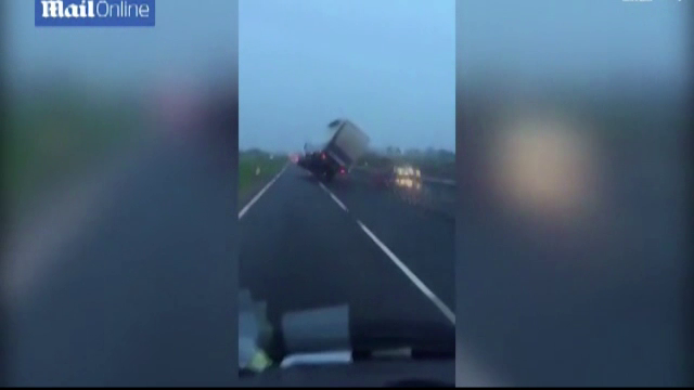 Vantul din Anglia a ajuns atat de puternic incat a fost aproape sa rastoarne un camion pe autostrada. VIDEO
