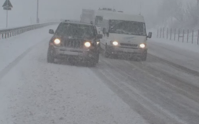 Trafic ingreunat in Pasul Tihuta, unde a nins abundent. Sofer: "Nu e curatat drumul, ca de obicei i-a luat pe nepregatite"