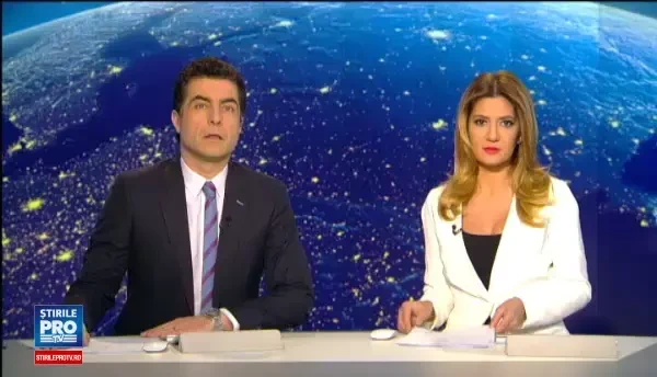 Trafic ingreunat in Pasul Tihuta, unde a nins abundent. Sofer: Nu e curatat drumul, ca de obicei i-a luat pe nepregatite