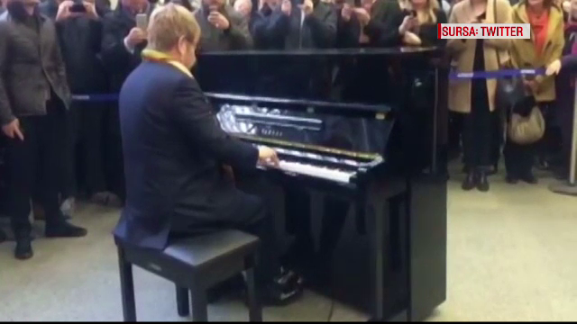 Calatorii dintr-o statie de metrou din Londra au avut parte de surpriza vietii lor. Ce artist a inceput sa le cante la pian