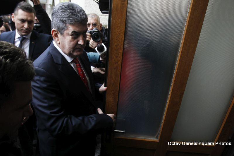 Gabriel Oprea, urmarit penal de DNA in dosarul "Audi + jacuzzi". Fostul ministru a venit la DNA cu trei garzi de corp