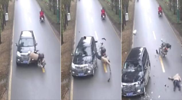 Momentul in care un motociclist chinez este izbit in plin de o masina. Detaliul care i-a salvat viata