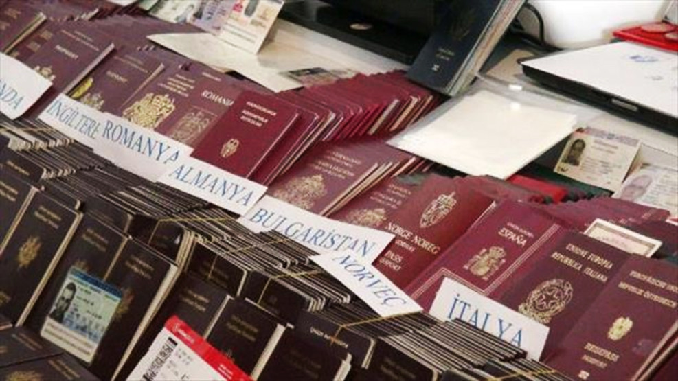 Traficantii turci de persoane aduceau refugiati folosind pasapoarte UE autentice. Politistii au gasit si acte romanesti