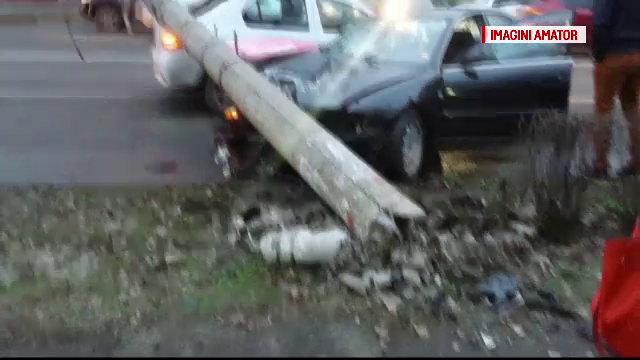 Scandal intre 2 soferi, dupa ce un stalp s-a prabusit peste masinile lor: "Aveai viteza, baiete! D-aia ai derapat"