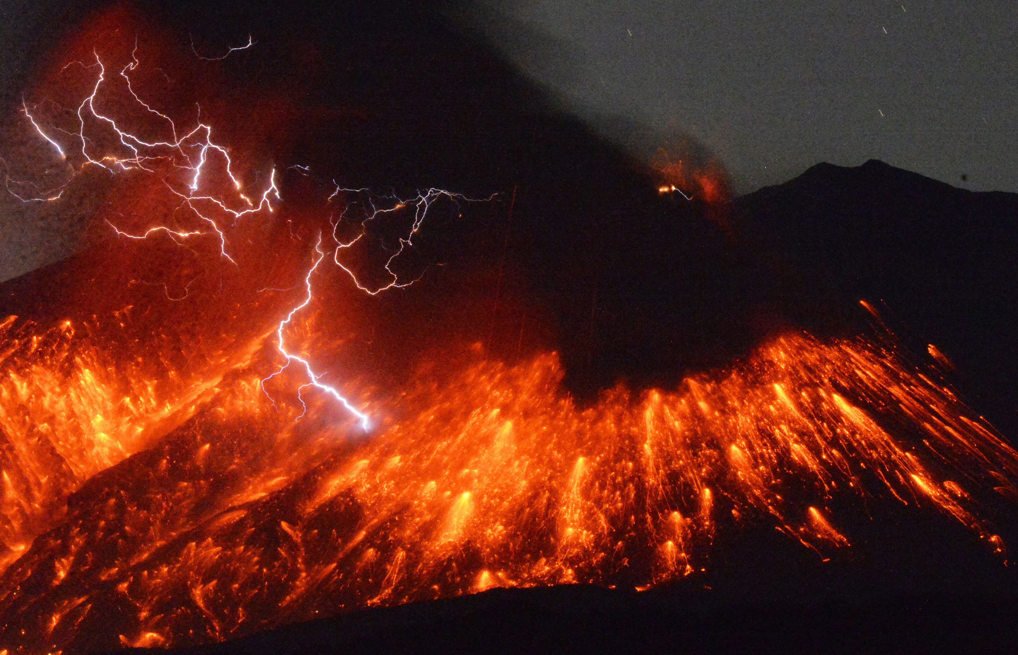 Momentul spectaculos in care vulcanul Sakurajima a erupt, in apropiere de o centrala nucleara, in Japonia. VIDEO