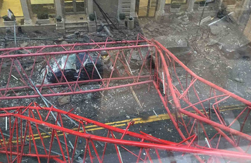 Tragedie in Manhattan. O macara de mari dimensiuni s-a prabusit: o persoana a murit, doua sunt grav ranite. FOTO si VIDEO
