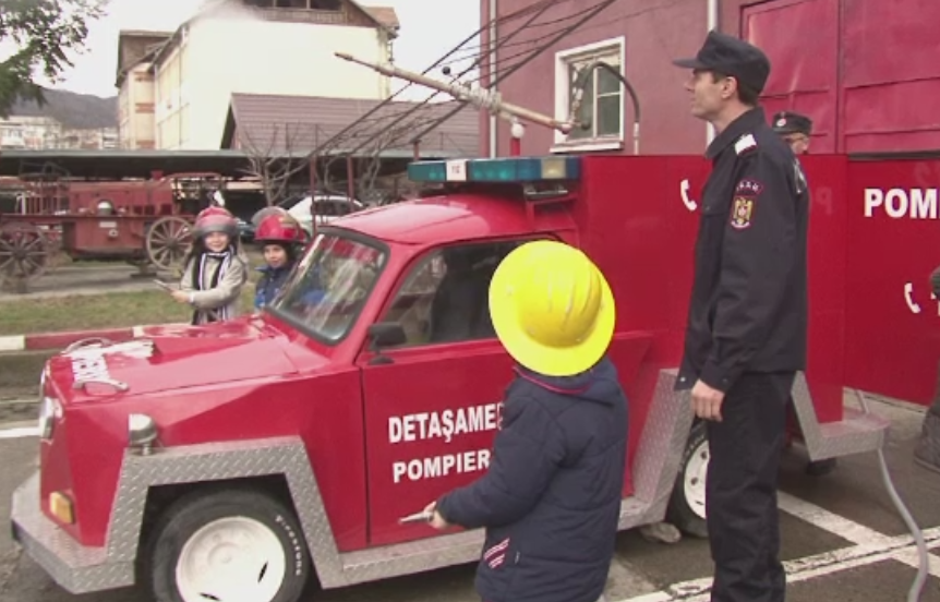 Vedeta detasamentului de pompieri din Onesti - Bucsa, un trabant transformat in autospeciala preferata a copiilor