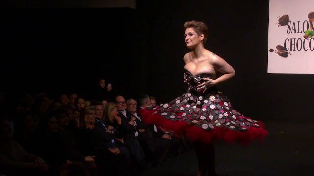 Salonul ciocolatei a inceput la Bruxelles. Animatoarele au defilat in tinute confectionate din cea mai fina ciocolata