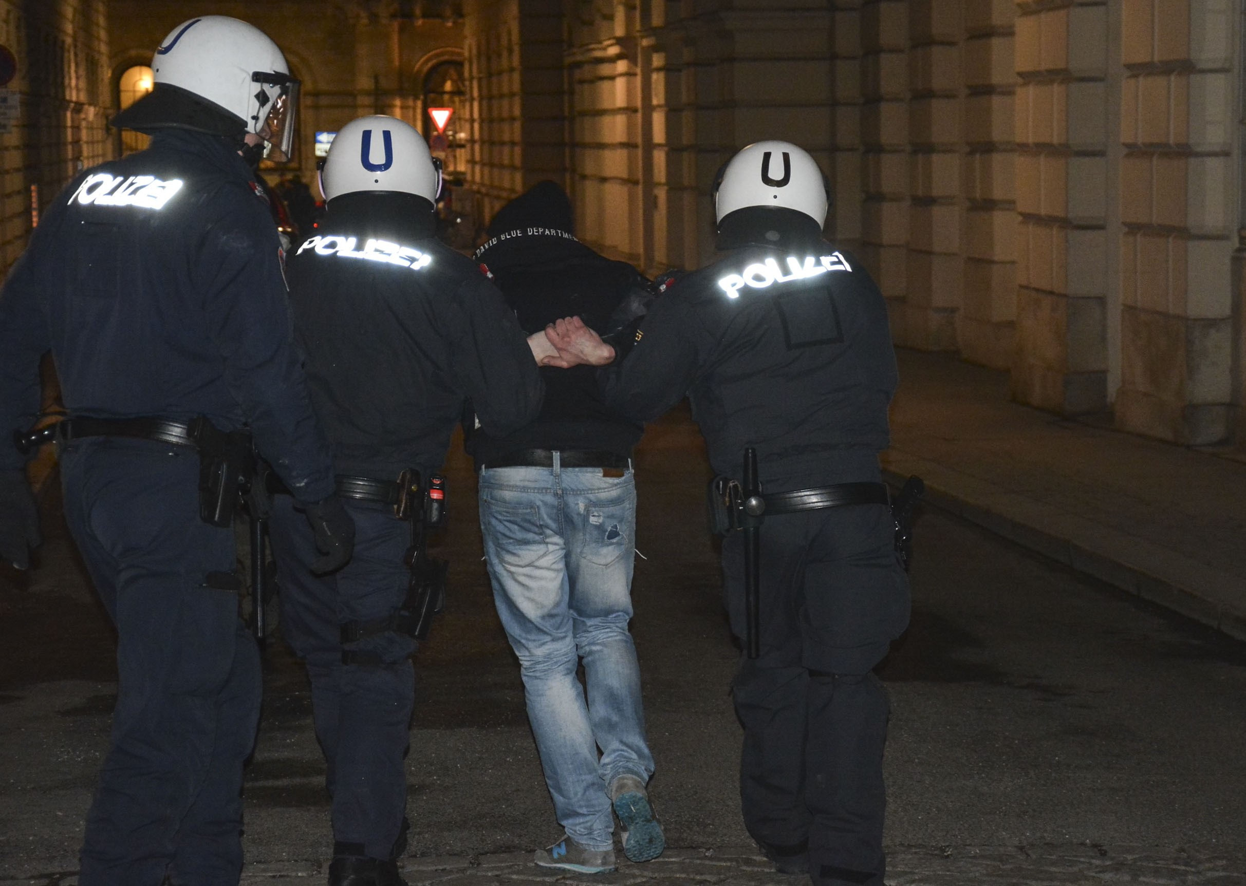 Un baiat de 10 ani a fost violat de un imigrant irakian, la o piscina din Viena. Motivatia de necrezut a barbatului