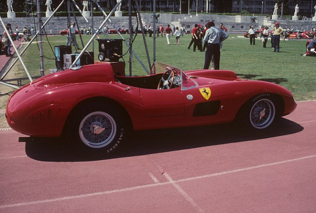 Un Ferrari de curse, din anii '50, a fost vandut cu peste 32 milioane euro, doborand un record absolut