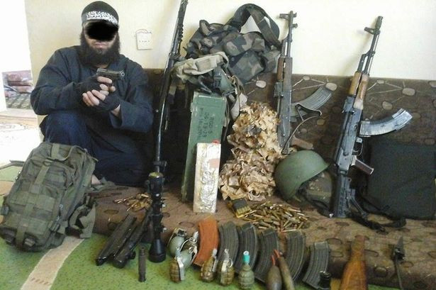 Un suspect ISIS, care s-a dat drept "refugiat sirian", s-a pozat langa un arsenal intreg dupa ce a ajuns in Germania