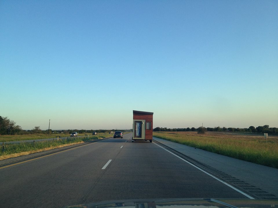 Nu si-a permis sa stea in chirie, asa ca si-a construit singur o casa in miniatura. Este incredibil cum arata pe interior