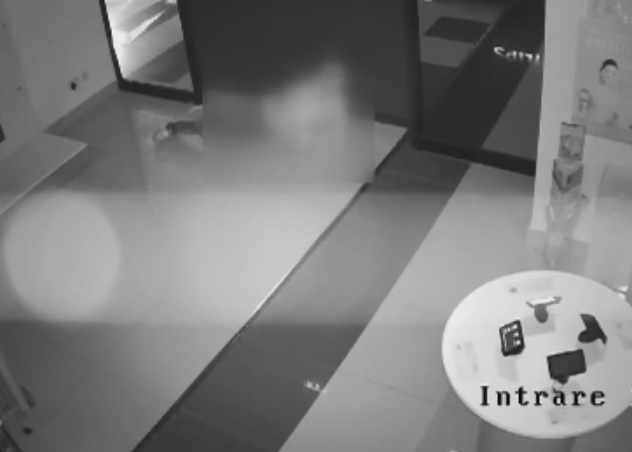 Tanar din Galati, filmat in timp ce dadea mai multe spargeri intr-un mall. Bunurile pe care a reusit sa le fure