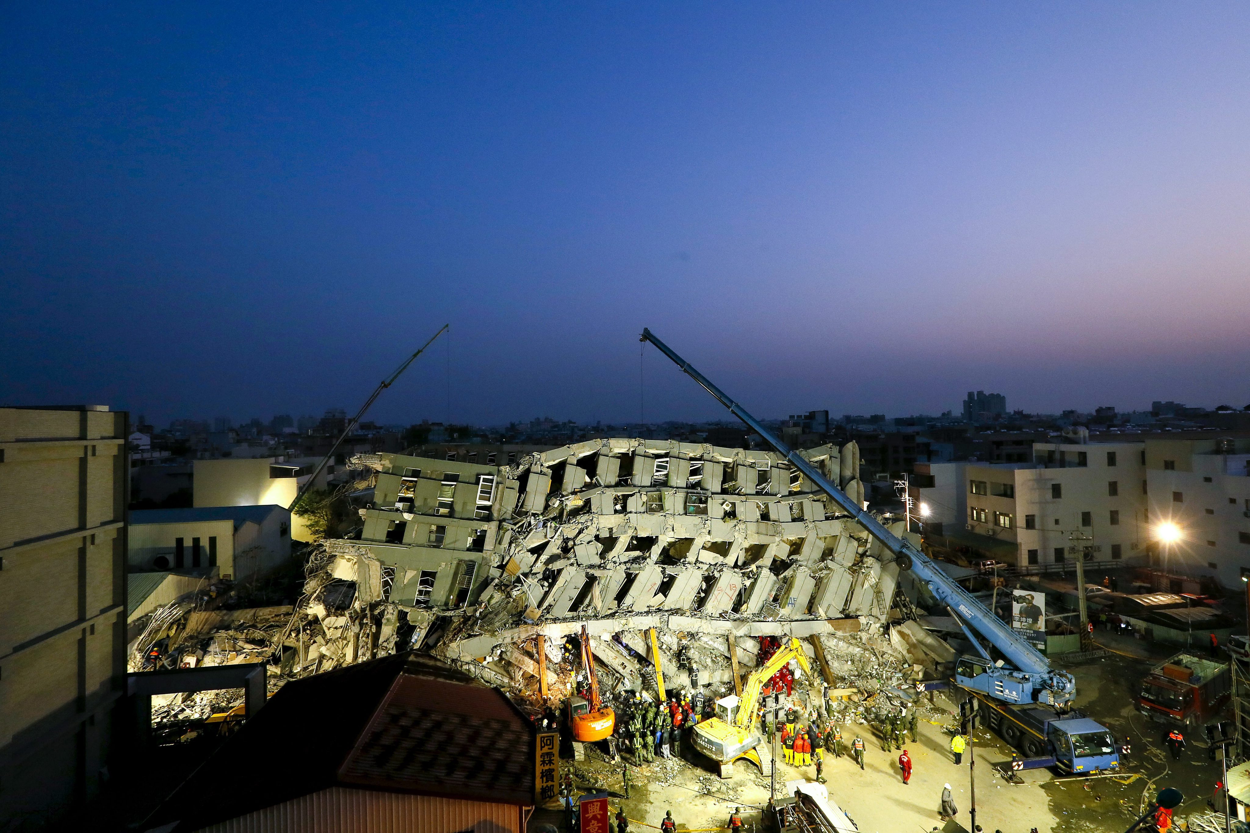 O suta de oameni sunt inca dati disparuti dupa CUTREMURUL din Taiwan. Bilantul a ajuns la 29 morti si 500 de raniti