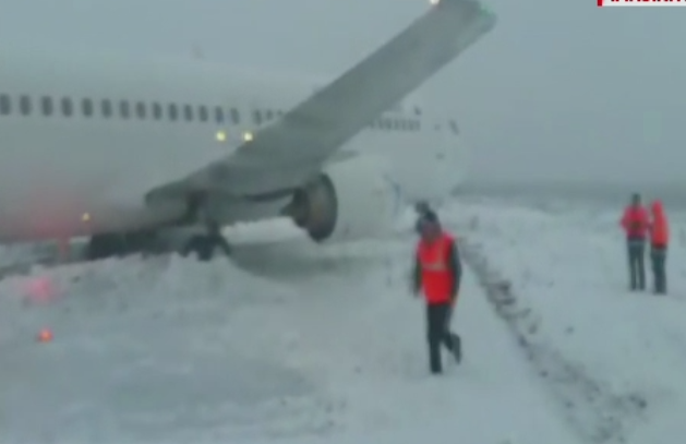 Raport preliminar in cazul aterizarii ratate de pe Aeroportul din Cluj. De ce a iesit avionul Blue Air de pe pista