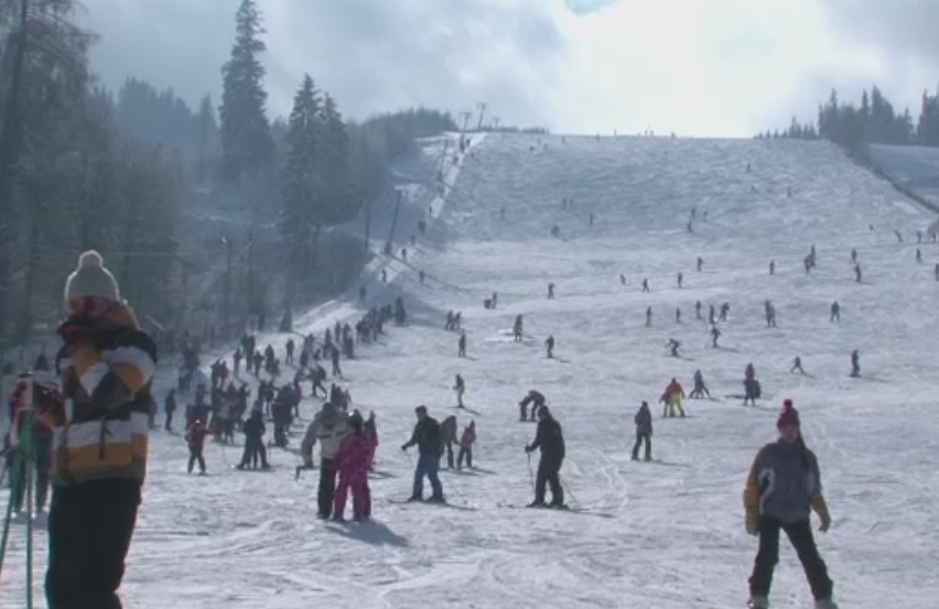 Distractie si vreme buna la Vatra Dornei. Turistii s-au aratat incantati de atmosfera, dar si de preturile mici
