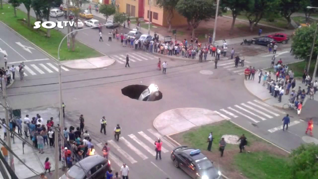 O masina in care se afla o familie a fost pur si simplu inghitita de o groapa adanca de 3 metri, in Peru