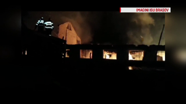 Un incendiu puternic a izbucnit la un depozit de mobila din Brasov. Pompierii au intervenit cu 10 autospeciale