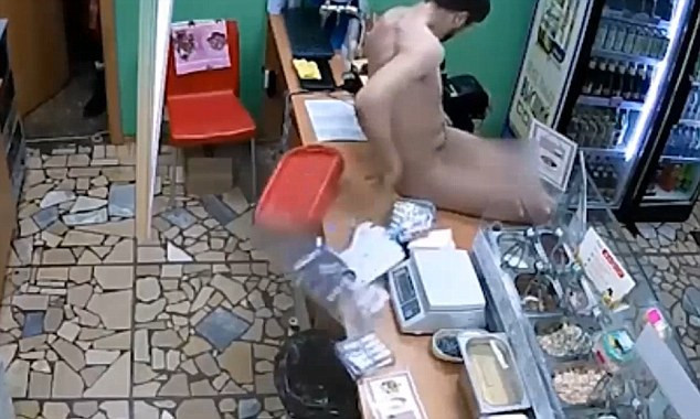 Un barbat gol a intrat intr-o cafenea si i-a cerut chelneritei sa-l omoare. Ce s-a intamplat in urmatoarele momente