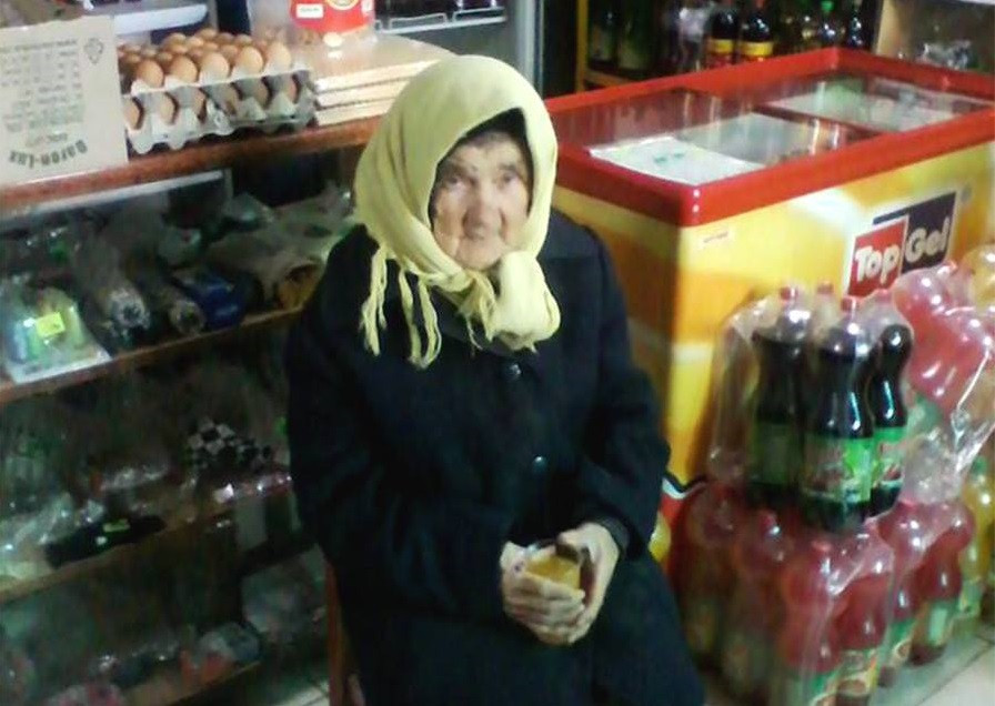 O batranica cerseste zilnic bani pentru paine fiindca isi da pensia de 180 lei pe medicamente. Ce au gasit oamenii in casa ei