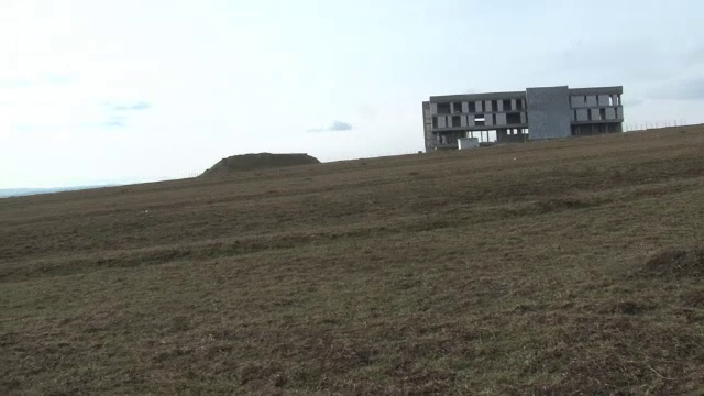 Investitie aberanta a ISJ Suceava. Sediu de 2 mil. EUR pentru cadre didactice in varful unui deal, fara acces la utilitati