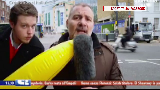 Reactia unui reporter "chinuit" cu o banana gonflabila, in timpul unei transmisii in direct. VIDEO