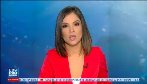 Catelus, filmat in timp ce inveleste bebelusul care dormea in mijlocul patului. Dovada de afectiune s-a viralizat