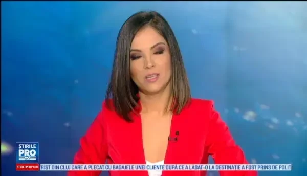 O masina in care se afla o familie a fost pur si simplu inghitita de o groapa adanca de 3 metri, in Peru