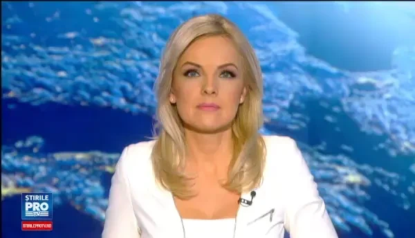 Reactia unui reporter chinuit cu o banana gonflabila, in timpul unei transmisii in direct. VIDEO