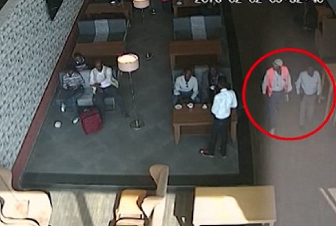 Doi angajati ai aeroportului din Mogadiscio au predat teroristului bomba ascunsa in laptop. Atacatorul a fost singura victima