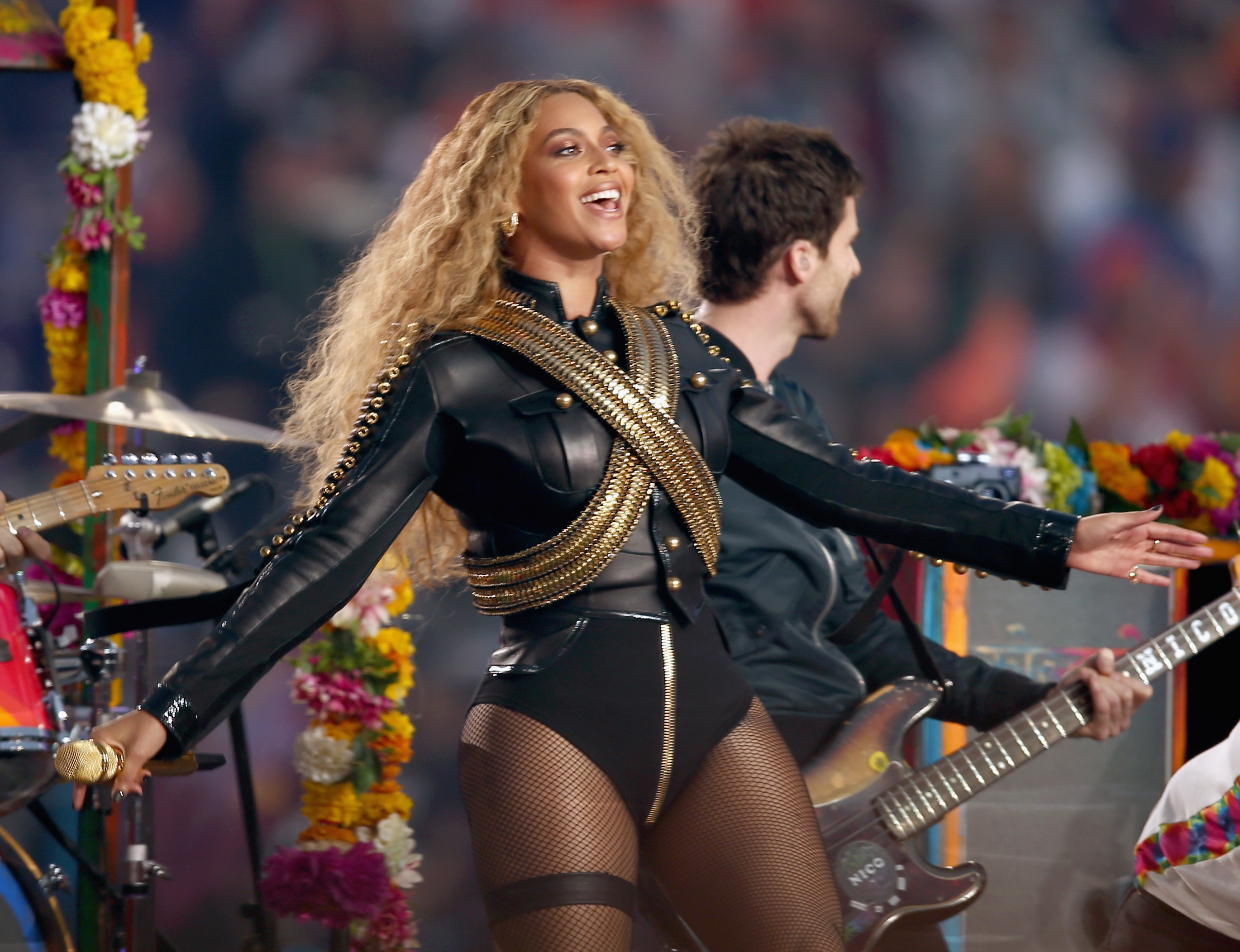 Beyonce, tribut lui Michael Jackson in show-ul de la Super Bowl. Artista a fost pe punctul de a cadea pe scena