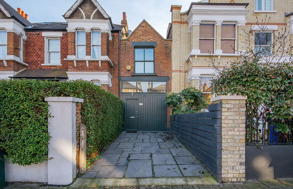 Casa din Londra, care are doar trei metri latime, scoasa la vanzare cu peste 1 mil. EUR. Cate camere are. GALERIE FOTO