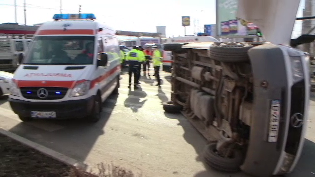O duba s-a rasturnat in mijlocul unei intersectii, dupa ce s-a ciocnit de o ambulanta. Doua persoane au ajuns la spital