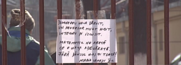 Primele explicatii ale profesorului care si-ar fi pus elevii sa se tarasca. O eleva i-a compus o poezie in semn de sustinere
