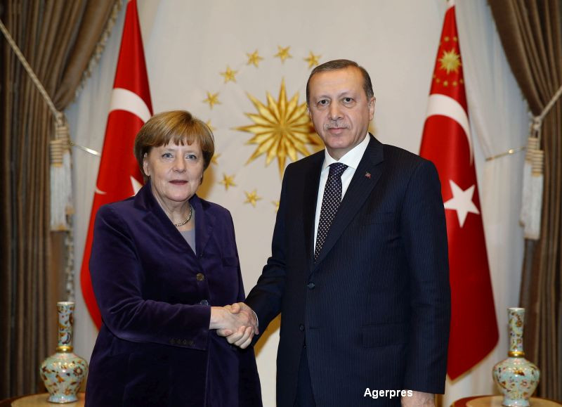Angela Merkel, vizita la Ankara pentru a discuta problema imigrantilor. Mesajul presei din Turcia: "Nu stiati?"