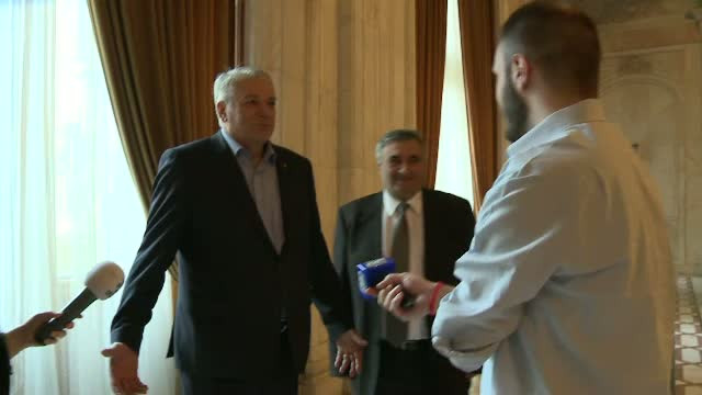 Parlamentarii cauta locuri speciale in Casa Poporului, unde sa poata fuma. Deputat: "Daca au votat ca fraierii legea"